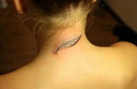 /album/fotogalereya/foto-cvetnaja-tatuirovka-na-shee-devushki-pero-jpg/